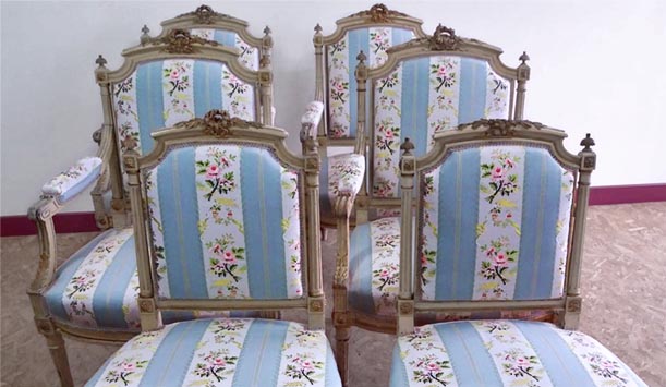 4 fauteuils et 2 chaises de style, tissu fleuri