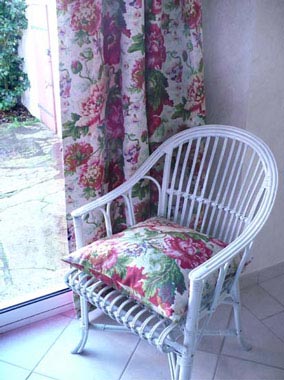 Rideau fleuri et fauteuil